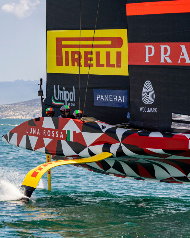 Primo piano laterale della caravella Luna Rossa durante la competizione.