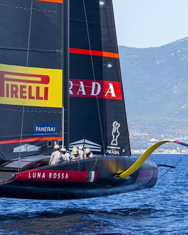 Primo piano laterale della caravella Luna Rossa durante la competizione.