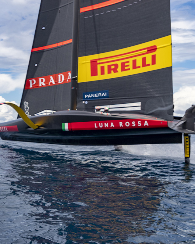 Primo piano laterale della caravella Luna Rossa durante la competizione.