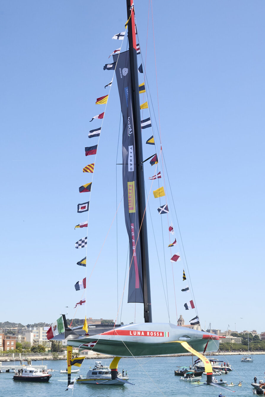 La caravella Luna Rossa e il suo equipaggio navigano in mare.