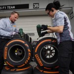 Les mécaniciens Pirelli préparent les gommes pour le Grand Prix des Etats-Unis
